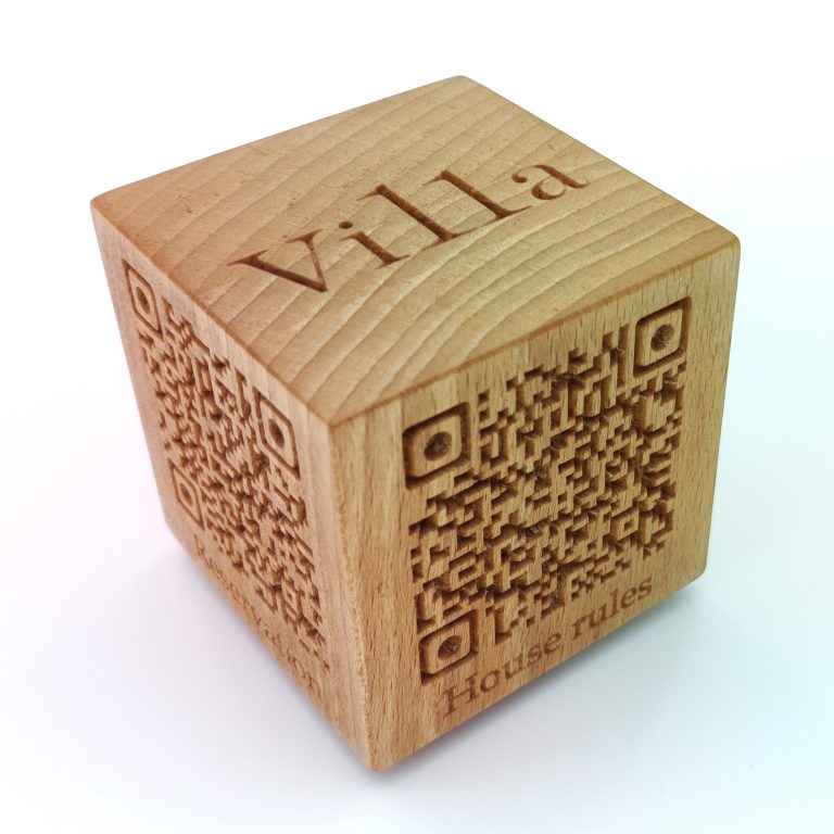 QR kód gravírozása fába