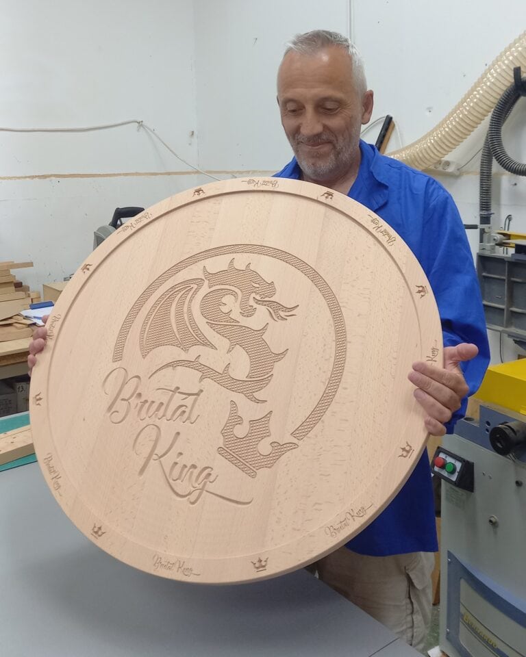 Hatalmas fa pizzatál logó gravírozott